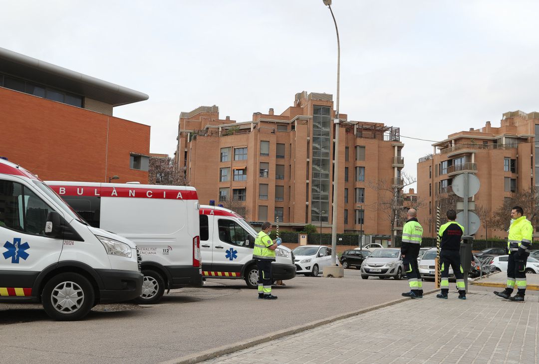 Personal de ambulancias frente al Hospital valenciano de Arnau de VIlanova de Valencia, uno de los centros públicos valencianos de referencia para el tratamiento de los pacientes afectados por coronavirus y donde se registró el primer fallecido en España, muerto el 13 de febrero pero localizado tras un segundo análisis el 3 de marzo. Personal de ambulancias frente al Hospital valenciano de Arnau de VIlanova de Valencia, uno de los centros públicos valencianos de referencia para el tratamiento de los pacientes afectados por coronavirus y donde se registró el primer fallecido en España, muerto el 13 de febrero pero localizado tras un segundo análisis el 3 de marzo.