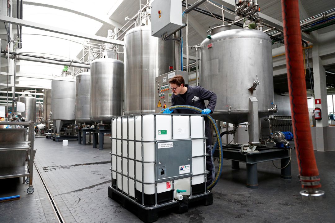 Imagen de un trabajador de una destilería belga que ha dejado de producir ginebra para fabricar alcohol sanitario. Imagen de un trabajador de una destilería belga que ha dejado de producir ginebra para fabricar alcohol sanitario.