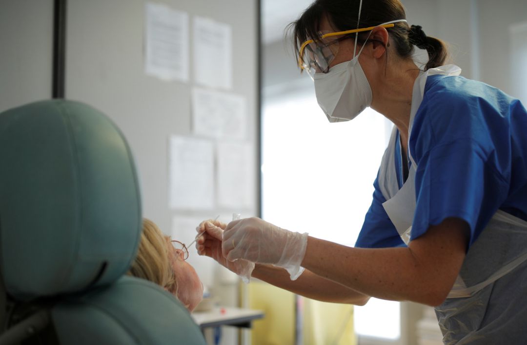 Una prueba médica del coronavirus realizada a una paciente en Francia Una prueba médica del coronavirus realizada a una paciente en Francia