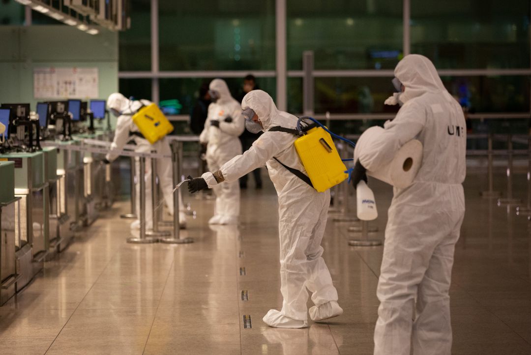 Cuatro agentes de la Unidad Militar de Emergencias (UME) del Ejército limpian el suelo durante las tareas de desinfección en el Aeropuerto de El Prat. Cuatro agentes de la Unidad Militar de Emergencias (UME) del Ejército limpian el suelo durante las tareas de desinfección en el Aeropuerto de El Prat.