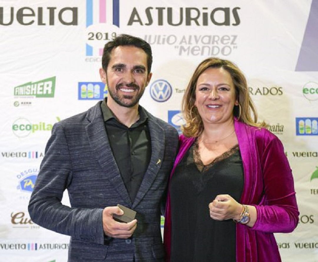 Cristina Álvarez Mendo posa junto al ciclista Alberto Contador Cristina Álvarez Mendo posa junto al ciclista Alberto Contador