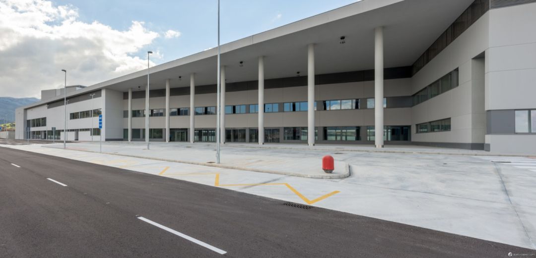 Puerta de acceso del Hospital de la Serranía Puerta de acceso del Hospital de la Serranía