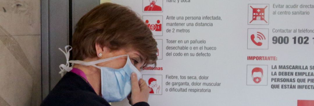 Una enfermera descansa a las puertas de su hospital Una enfermera descansa a las puertas de su hospital