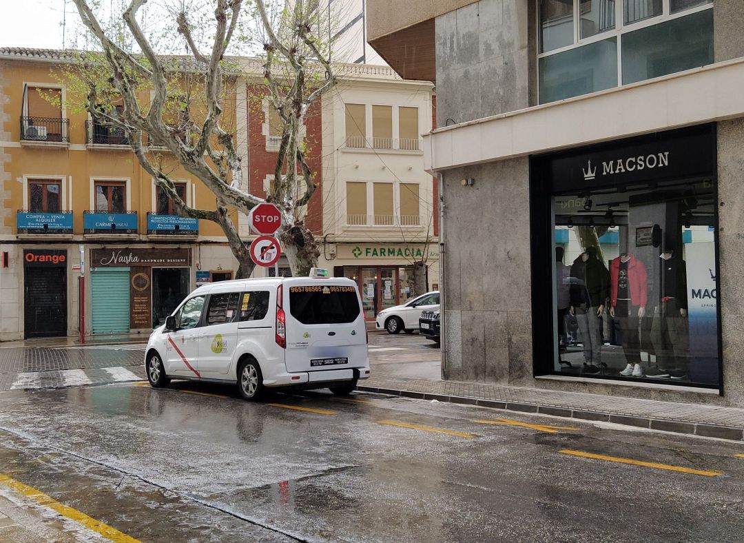 Taxi en la parada de la calle Cándida Carbonell, en Dénia. Taxi en la parada de la calle Cándida Carbonell, en Dénia.