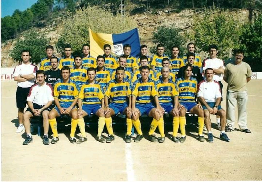 Jorge Gomar junto a sus compañeros cuando jugaba en la UD Beniopa Jorge Gomar junto a sus compañeros cuando jugaba en la UD Beniopa