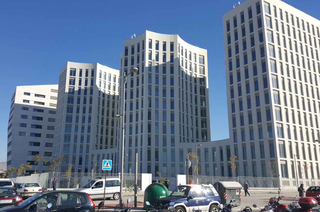 En primer término, los tres edificios de la Facultad de Medicina de la Universidad de Granada; y, a continuación la Facultad de Ciencias de la Salud, en el Parque Tecnológico de la Salud (PTS) de Granada En primer término, los tres edificios de la Facultad de Medicina de la Universidad de Granada; y, a continuación la Facultad de Ciencias de la Salud, en el Parque Tecnológico de la Salud (PTS) de Granada