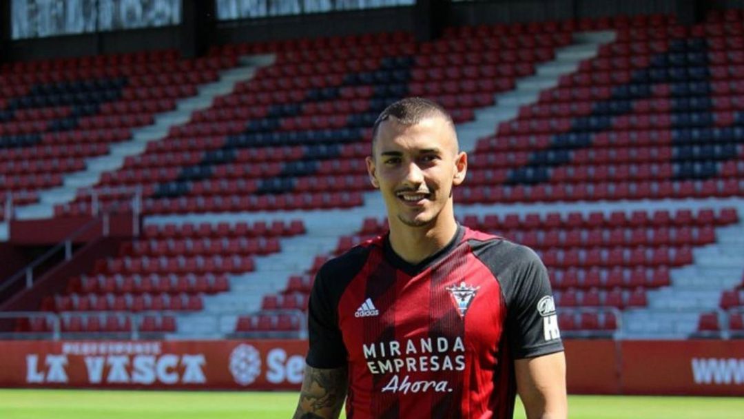 Antonio Sánchez vistiendo la camiseta del MIrandés. Antonio Sánchez vistiendo la camiseta del MIrandés.