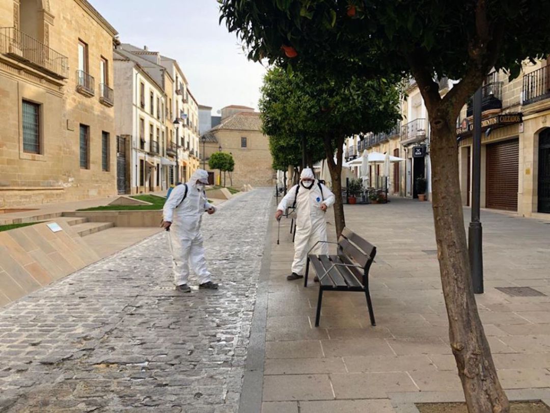 Operarios municipales realizando tareas de desinfección Operarios municipales realizando tareas de desinfección