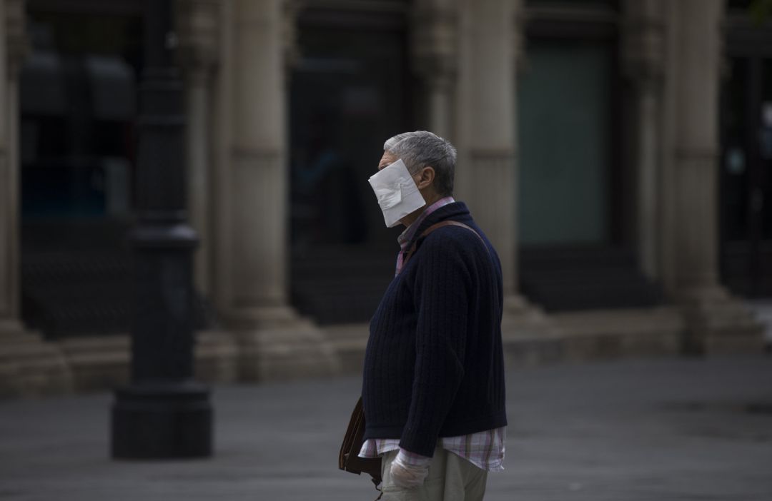 Un hombre con mascarilla en la crisis sanitaria del coronavirus Un hombre con mascarilla en la crisis sanitaria del coronavirus