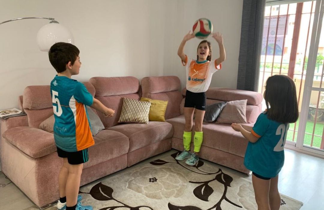 Los más pequeños juegan al voleibol en el salón de casa. Los más pequeños juegan al voleibol en el salón de casa.