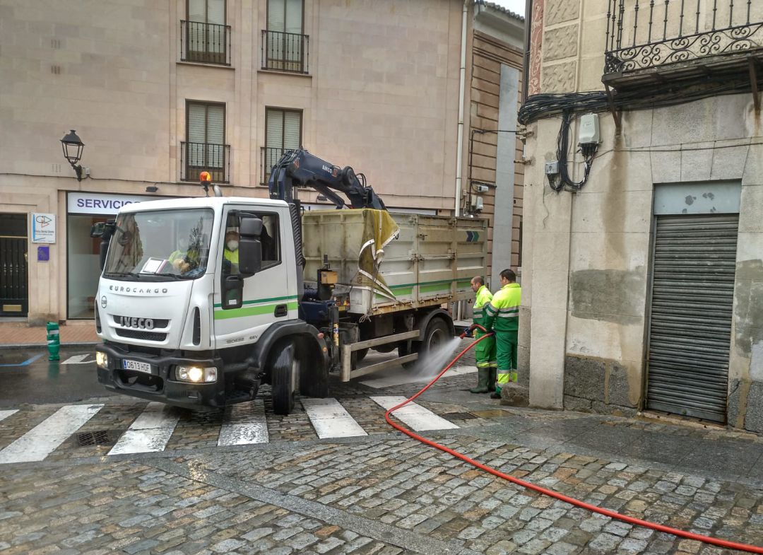Trabajadores de FCC limpian las calles de Ávila Trabajadores de FCC limpian las calles de Ávila