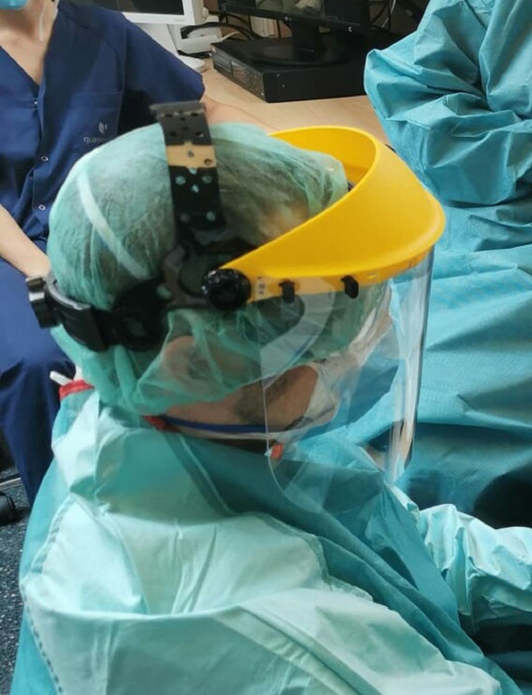 Personal sanitario del HUPA con un EPI fabricado manualmente. Personal sanitario del HUPA con un EPI fabricado manualmente.
