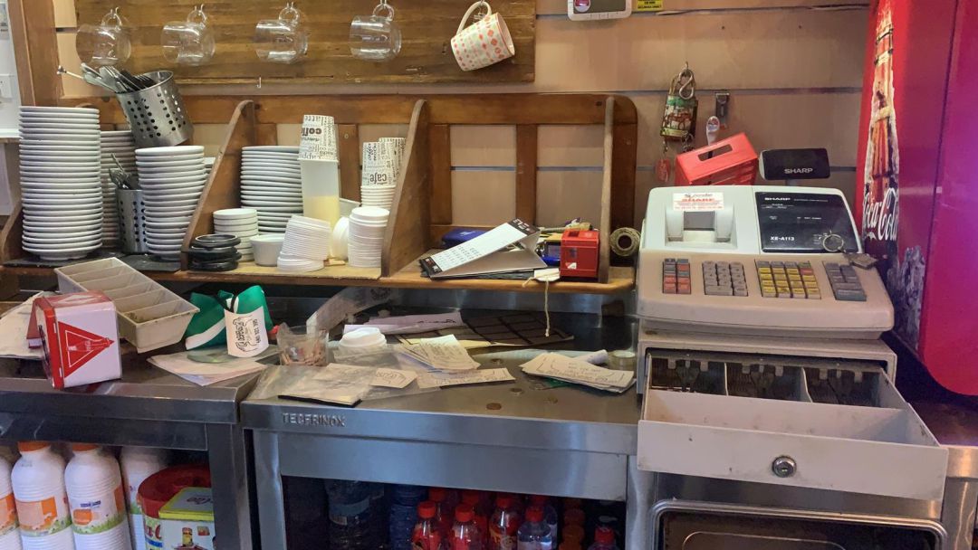 Objetos revueltos y la caja registradora forzada para robar el dinero. Objetos revueltos y la caja registradora forzada para robar el dinero.
