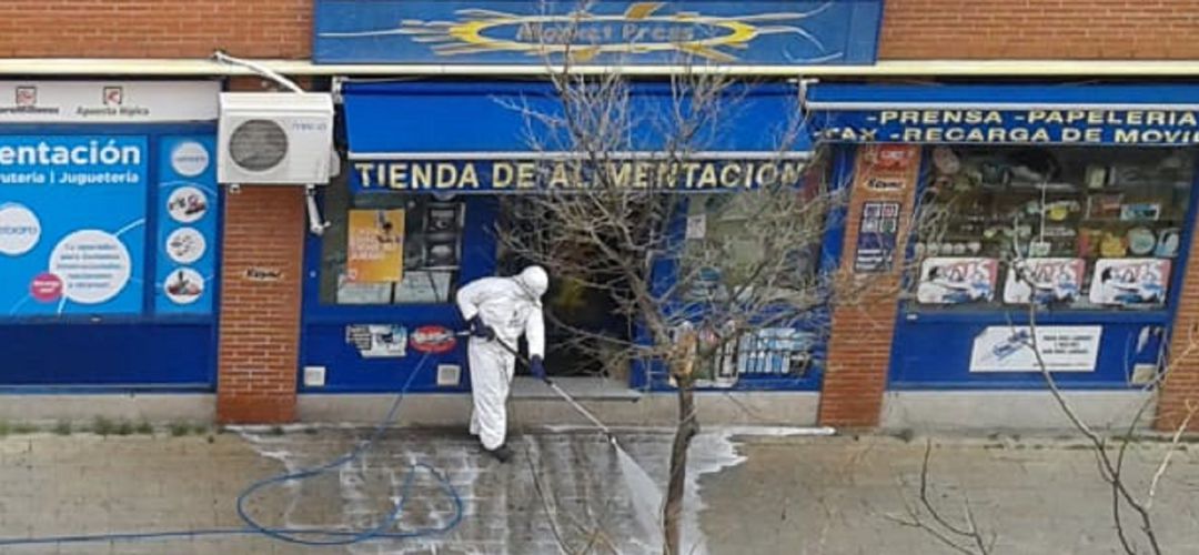 Técnicos de Leganés desinfectando las calles Técnicos de Leganés desinfectando las calles