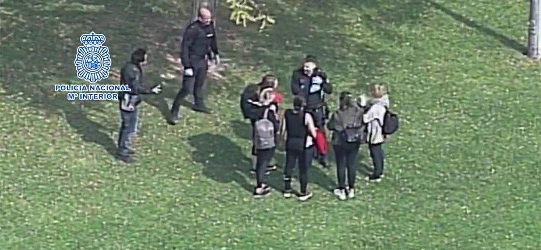 Un helicóptero de Policía Nacional vigila desde el aire los incumplimientos del Estado de Alarma como el de la fiesta en Leganés Un helicóptero de Policía Nacional vigila desde el aire los incumplimientos del Estado de Alarma como el de la fiesta en Leganés