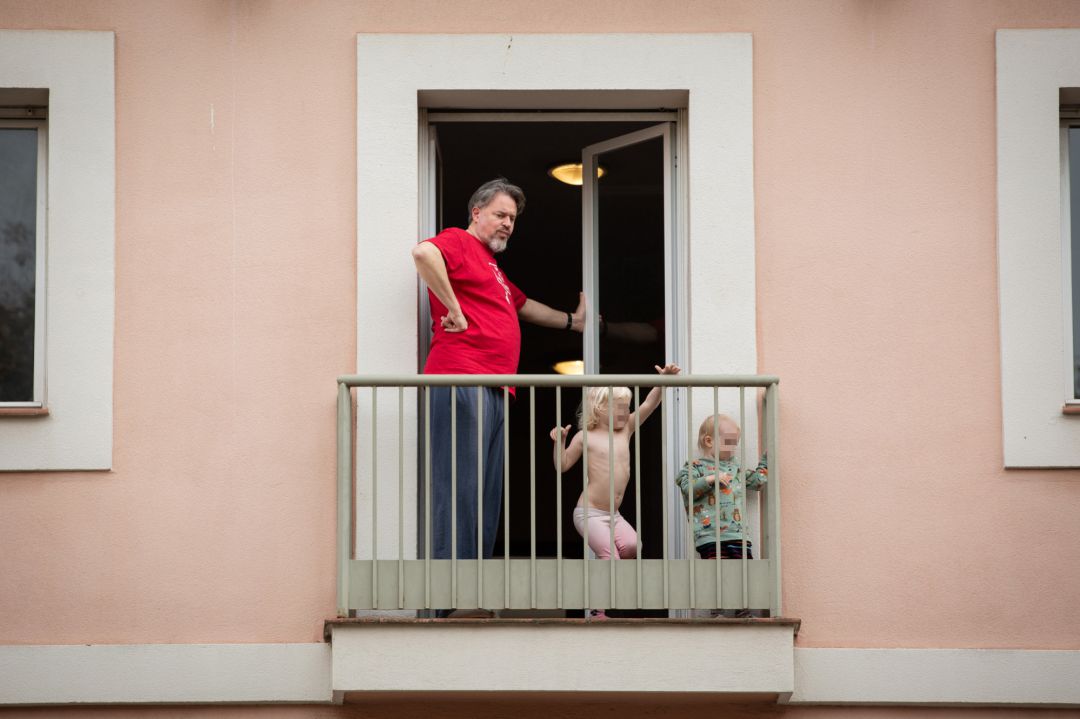 Un hombre y sus dos hijos pequeños se asoman al balcón el pasado martes en Barcelona. Un hombre y sus dos hijos pequeños se asoman al balcón el pasado martes en Barcelona.