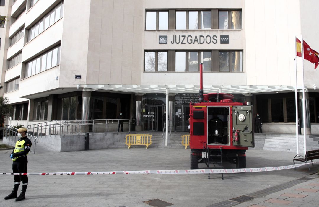 Un militar de la UME vigila fuera de los juzgados ordinarios de Plaza Castilla y de Familia donde durante la jornada de hoy los efectivos militares llevarán a cabo labores de desinfección debido a la afluencia de público al estar abierta estas sedes para diligencias urgentes, en Madrid (España) Un militar de la UME vigila fuera de los juzgados ordinarios de Plaza Castilla y de Familia donde durante la jornada de hoy los efectivos militares llevarán a cabo labores de desinfección debido a la afluencia de público al estar abierta estas sedes para diligencias urgentes, en Madrid (España)