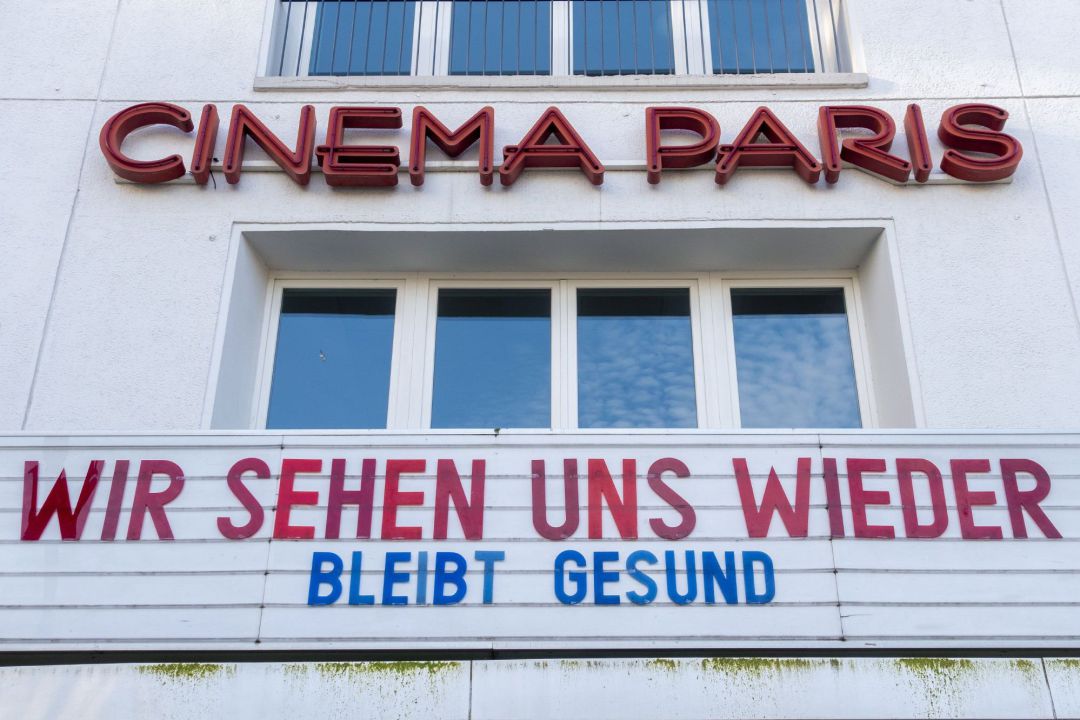 El cine París de Berlín (Alemania), cerrado por la cris del coronavirus, ha cabiado el mensaje de su cartel: "Nos volveremos a ver - Manteneos sanos". El cine París de Berlín (Alemania), cerrado por la cris del coronavirus, ha cabiado el mensaje de su cartel: "Nos volveremos a ver - Manteneos sanos".