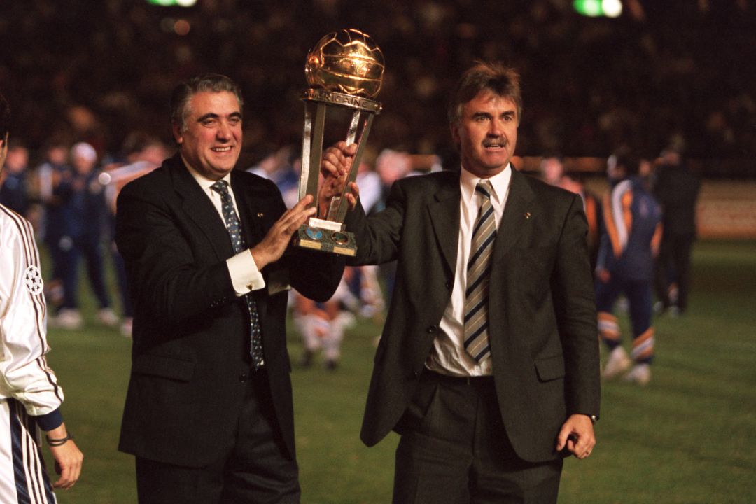 Lorenzo Sanz y Guus Hiddink, celebrando el título de la Intercontinental en 1998 Lorenzo Sanz y Guus Hiddink, celebrando el título de la Intercontinental en 1998