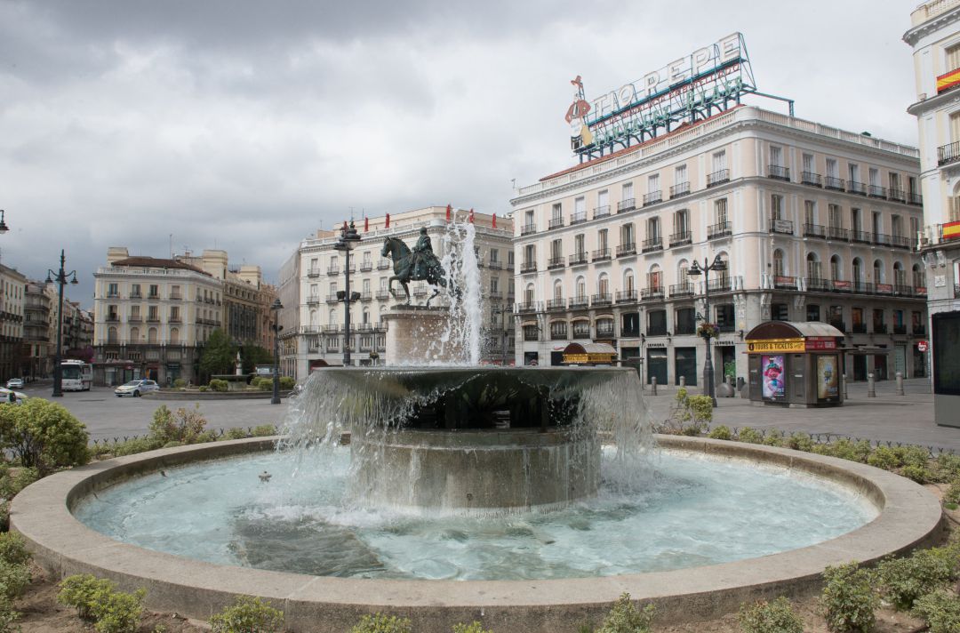 La Puerta del Sol totalmente vacía durante el sexto día de confinamiento por coronavirus en el país. La Puerta del Sol totalmente vacía durante el sexto día de confinamiento por coronavirus en el país.