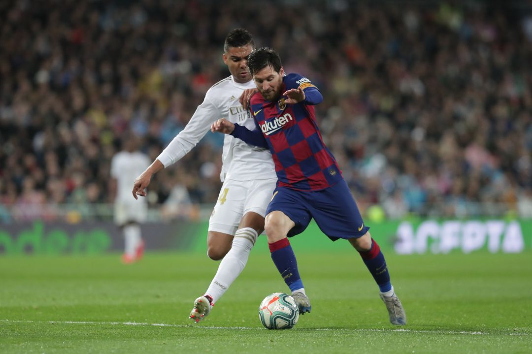 Lionel Messi y Casemiro disputando un balón durante 'El Clásico' Lionel Messi y Casemiro disputando un balón durante 'El Clásico'