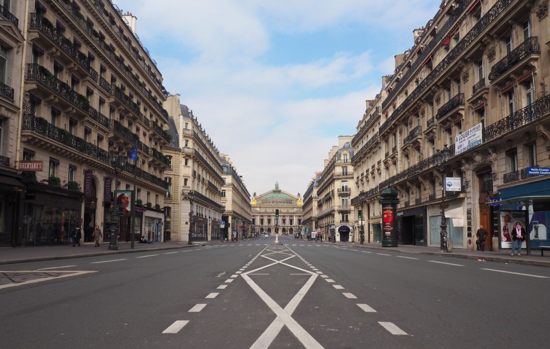 Avenida de la Ópera de París sin apenas viandantes ni coches Avenida de la Ópera de París sin apenas viandantes ni coches