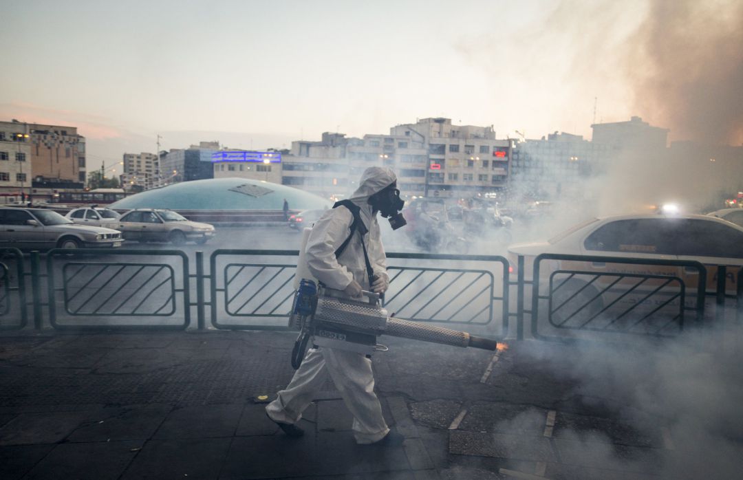 Un trabajador desinfecta zonas públicas de la ciudad de Teherán, capital de Irán, el pasado jueves 19 de marzo. Un trabajador desinfecta zonas públicas de la ciudad de Teherán, capital de Irán, el pasado jueves 19 de marzo.