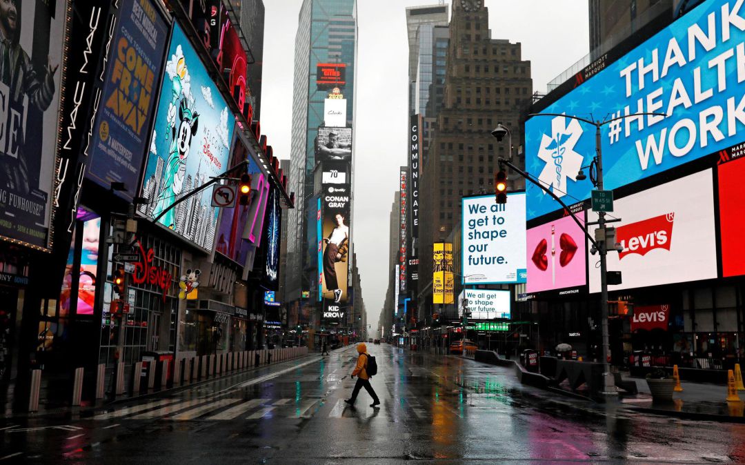 Fotografía fechada el 24 de marzo de 2020 de un hombre caminando por un Times Square totalmente vacío a causa del coronavirus en Nueva York, EEUU. Fotografía fechada el 24 de marzo de 2020 de un hombre caminando por un Times Square totalmente vacío a causa del coronavirus en Nueva York, EEUU.