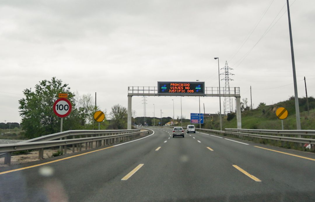 Cartel luminoso en una carretera en el que se lee "Prohibido viajes no justificados", durante el sexto día de confinamiento desde que el Gobierno decretó el estado de alarma, en Madrid (España) a 20 de marzo de 2020. Cartel luminoso en una carretera en el que se lee "Prohibido viajes no justificados", durante el sexto día de confinamiento desde que el Gobierno decretó el estado de alarma, en Madrid (España) a 20 de marzo de 2020.