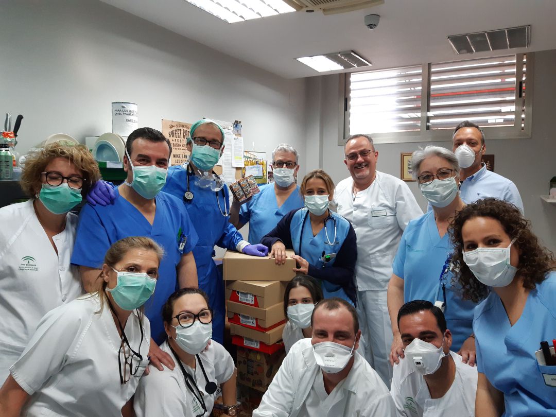 Personal del servicio de urgencias del Hospital San Agustín, recibe un tentenpié de la Hermandad del Prendimiento. Personal del servicio de urgencias del Hospital San Agustín, recibe un tentenpié de la Hermandad del Prendimiento.