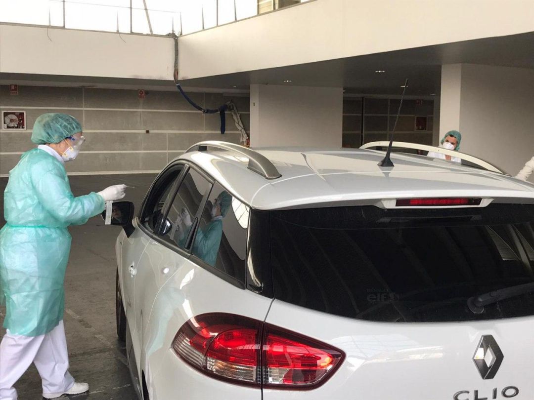 Uno de los test de coronavirus realizado sin salir del coche Uno de los test de coronavirus realizado sin salir del coche