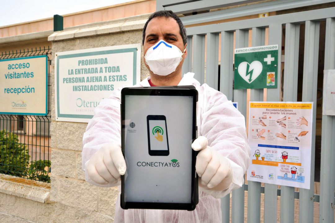 El gerente de la empresa de eventos Trakter, Néstor Fernández, durante la entrega de las tablets con las que pretende conectar en tiempo real a los mayores que se encuentren solos en sus residencias geriátricas con sus seres queridos. El gerente de la empresa de eventos Trakter, Néstor Fernández, durante la entrega de las tablets con las que pretende conectar en tiempo real a los mayores que se encuentren solos en sus residencias geriátricas con sus seres queridos.