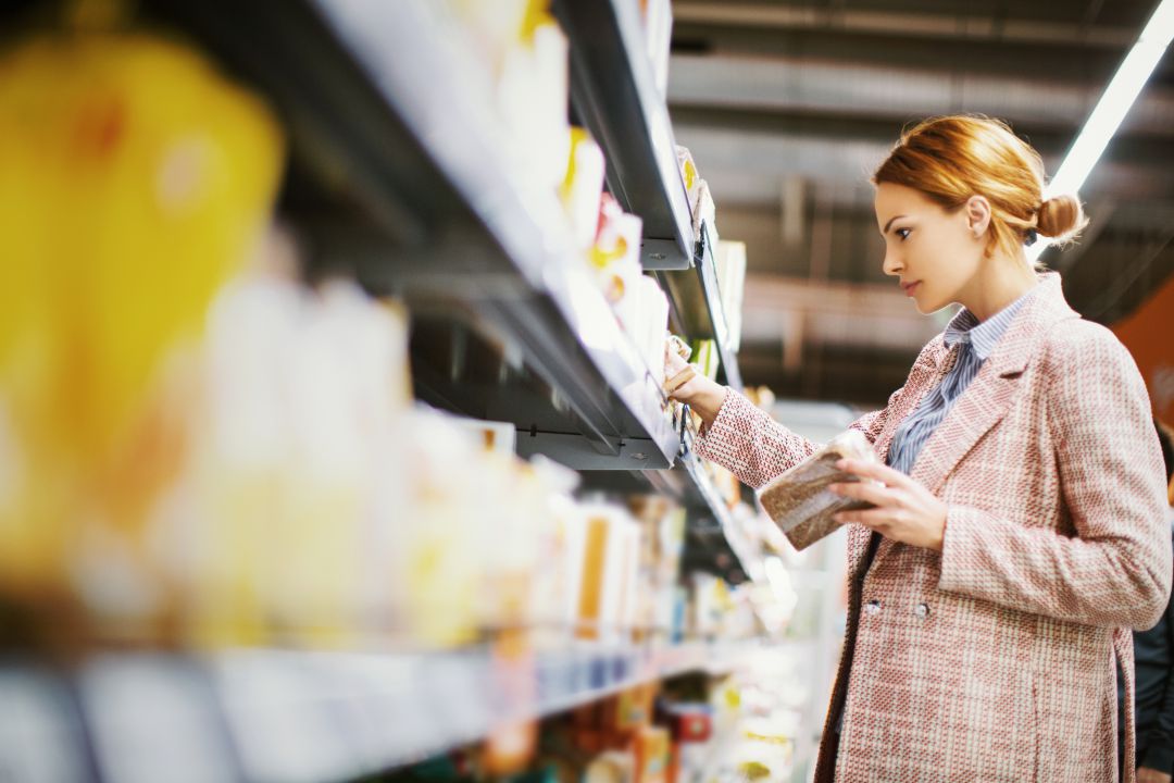 Mujer comprando productos sin gluten Mujer comprando productos sin gluten