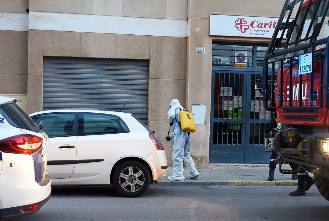 Un militar de la UME desinfecta las calles de Villarreal durante el quinto día de confinamiento Un militar de la UME desinfecta las calles de Villarreal durante el quinto día de confinamiento