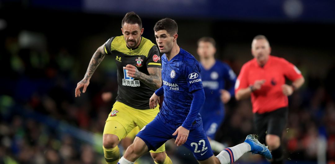Pulisic e Ings disputan la posesión de balón durante un partido de Premier League Pulisic e Ings disputan la posesión de balón durante un partido de Premier League