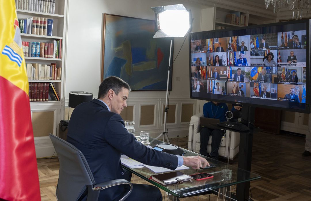 El presidente del Gobierno, Pedro Sánchez, durante la primera videoconferencia para tratar la crisis del coronavirus con los presidentes autonómicos el pasado 15 de marzo. El presidente del Gobierno, Pedro Sánchez, durante la primera videoconferencia para tratar la crisis del coronavirus con los presidentes autonómicos el pasado 15 de marzo.
