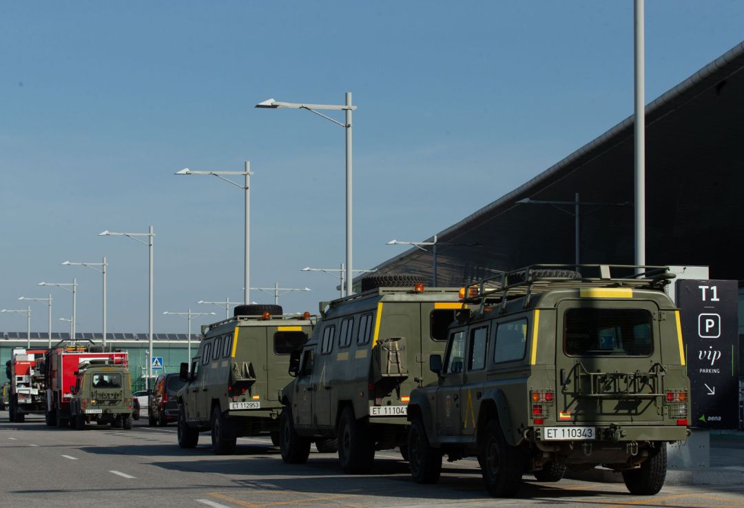 Dispostivo del Ejército (UME), ante la entrada del Aeropuerto del Prat donde actuará este viernes para llevar a cabo labores de desinfección como parte de los 2.622 militares desplegados en 59 localidades españolas para luchar contra el coronavirus. Dispostivo del Ejército (UME), ante la entrada del Aeropuerto del Prat donde actuará este viernes para llevar a cabo labores de desinfección como parte de los 2.622 militares desplegados en 59 localidades españolas para luchar contra el coronavirus.