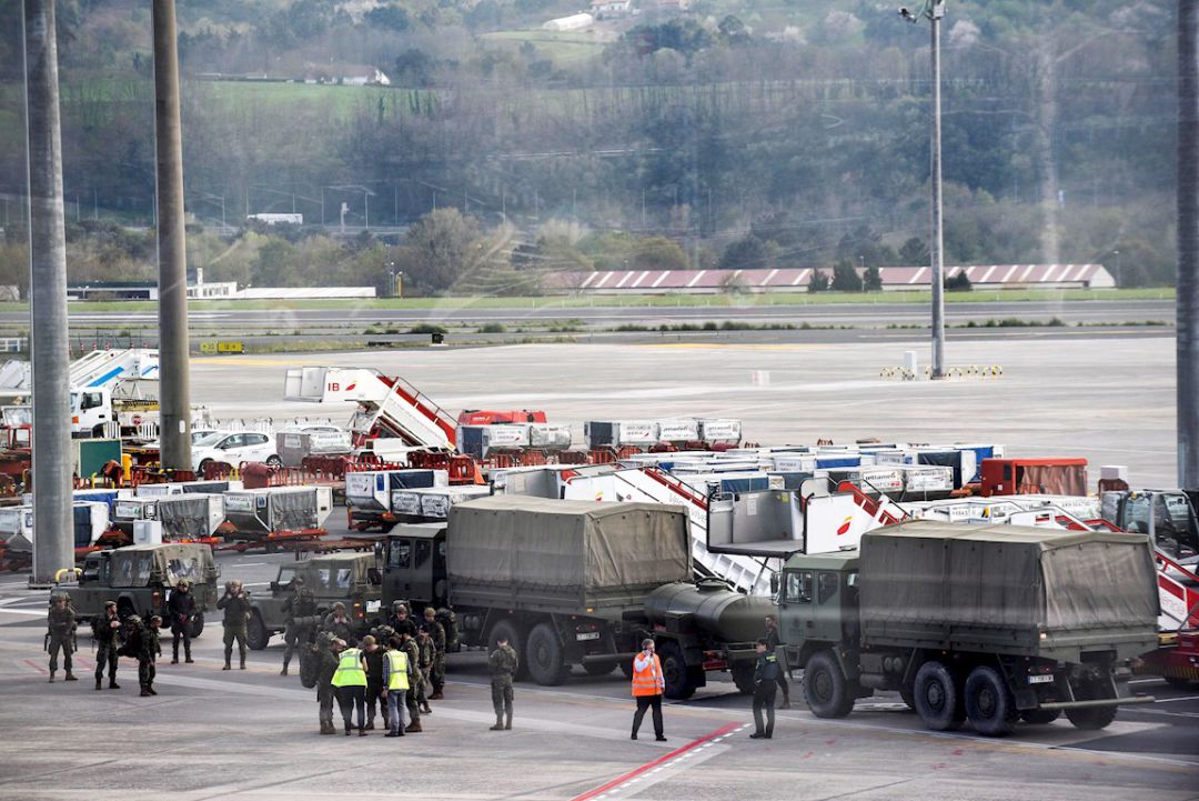 Helicópteros y camiones del Ejército han llegado este domingo al aeropuerto de Bilbao, en Loiu, para desinfectar sus instalaciones y evitar contagios del coronavirus Helicópteros y camiones del Ejército han llegado este domingo al aeropuerto de Bilbao, en Loiu, para desinfectar sus instalaciones y evitar contagios del coronavirus