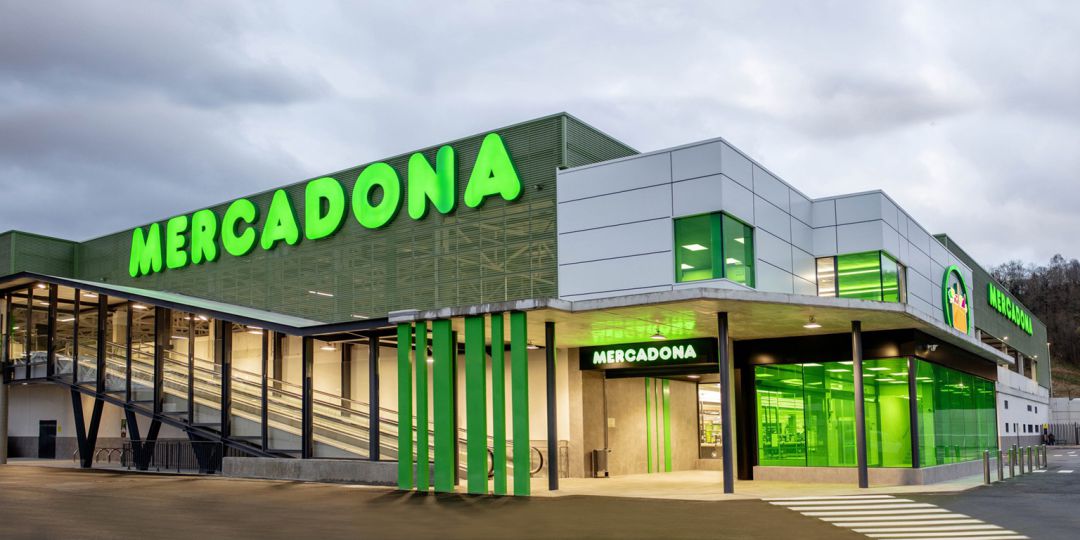 Mercadona pide espaciar la compra a lo largo del día y no a la hora de apertura del establecimiento, para garantizar poder atender a todos los clientes cada día Mercadona pide espaciar la compra a lo largo del día y no a la hora de apertura del establecimiento, para garantizar poder atender a todos los clientes cada día