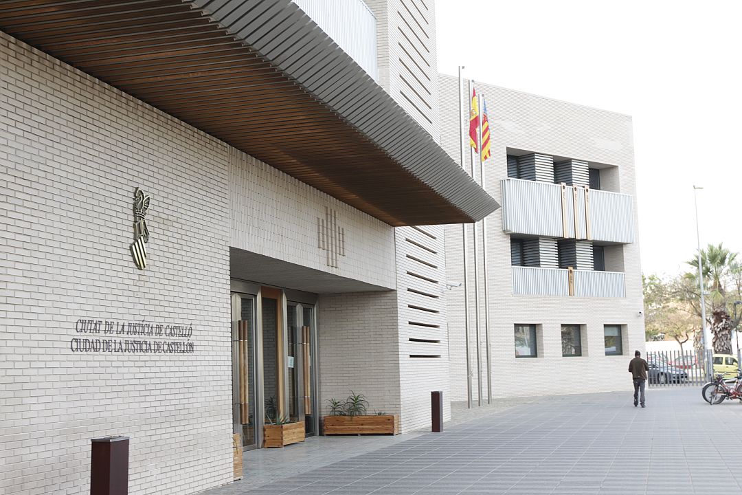 La titular del Juzgado de Instrucción 5 de Castelló, en funciones de guardia, ha acordado este domingo prisión provisional al hombre detenido por matar a su compañera sentimental en Almassora
La titular del Juzgado de Instrucción 5 de Castelló, en funciones de guardia, ha acordado este domingo prisión provisional al hombre detenido por matar a su compañera sentimental en Almassora