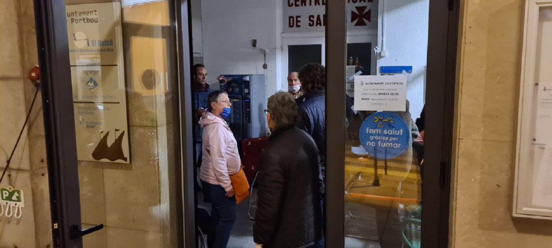 Els turistes en el moment de ser acollits als baixos de l'Ajuntament de Portbou. Els turistes en el moment de ser acollits als baixos de l'Ajuntament de Portbou.
