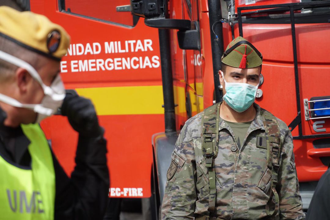 Militares de la UME este domingo en el hospital Virgen de las Nieves de Granada realizando labores de desinfección de zonas comunes Militares de la UME este domingo en el hospital Virgen de las Nieves de Granada realizando labores de desinfección de zonas comunes