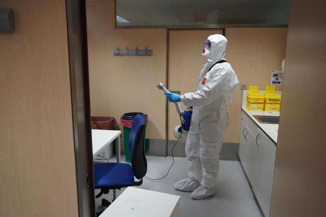 Un militar de la UME desinfecta este domingo instalaciones de hospital Virgen de las Nieves de Granada Un militar de la UME desinfecta este domingo instalaciones de hospital Virgen de las Nieves de Granada