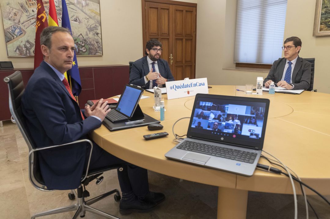 El Presidente junto a los consejeros Celdrán y Villegas durante una videoconferencia El Presidente junto a los consejeros Celdrán y Villegas durante una videoconferencia