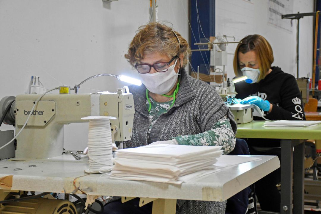 Varias mujeres fabrican mascarillas mientras colaboran de forma altruista con la empresa segoviana Mundo Laboral, que ha decidido parar la producción de su taller de confección para fabricar mascarillas destinadas a paliar la situación crítica que se vive en hospitales y residencias, en Segovia, el pasado 20 de marzo. Más de 300 mujeres en toda la provincia de Segovia han formado un "batallón de costura" para confeccionar mascarillas desde sus casas y donarlas a los centros sanitarios de la región ante la escasez de este producto, tan demandado en tiempos del coronavirus. Varias mujeres fabrican mascarillas mientras colaboran de forma altruista con la empresa segoviana Mundo Laboral, que ha decidido parar la producción de su taller de confección para fabricar mascarillas destinadas a paliar la situación crítica que se vive en hospitales y residencias, en Segovia, el pasado 20 de marzo. Más de 300 mujeres en toda la provincia de Segovia han formado un "batallón de costura" para confeccionar mascarillas desde sus casas y donarlas a los centros sanitarios de la región ante la escasez de este producto, tan demandado en tiempos del coronavirus.