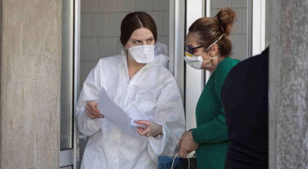 Una profesional sanitaria habla con una mujer Una profesional sanitaria habla con una mujer