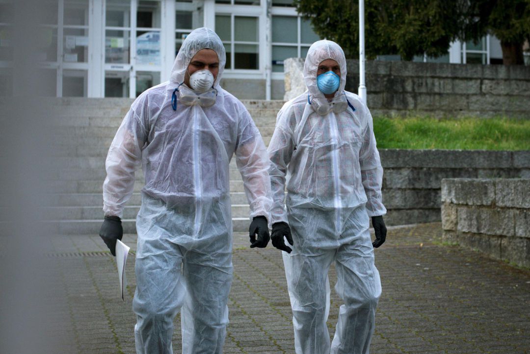 Dos trabajadores sanitarios salen este domingo de la residencia de mayores San Carlos de Celanova (Ourense), que se ha convertido en el principal foco de contagio de la provincia tras contabilizar actualmente un total de 24 positivos por COVID-19. Dos trabajadores sanitarios salen este domingo de la residencia de mayores San Carlos de Celanova (Ourense), que se ha convertido en el principal foco de contagio de la provincia tras contabilizar actualmente un total de 24 positivos por COVID-19.