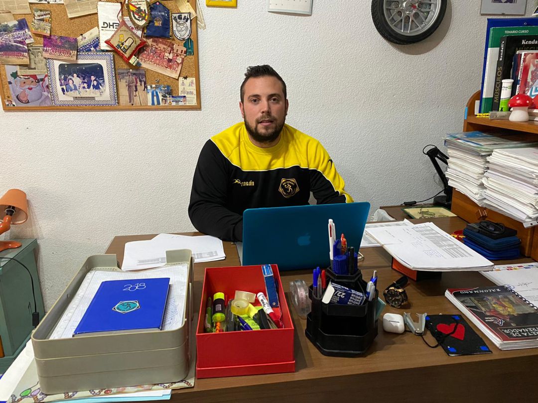 Antonio Rivera desde su despacho gestiona a la plantilla del Bahía. Antonio Rivera desde su despacho gestiona a la plantilla del Bahía.