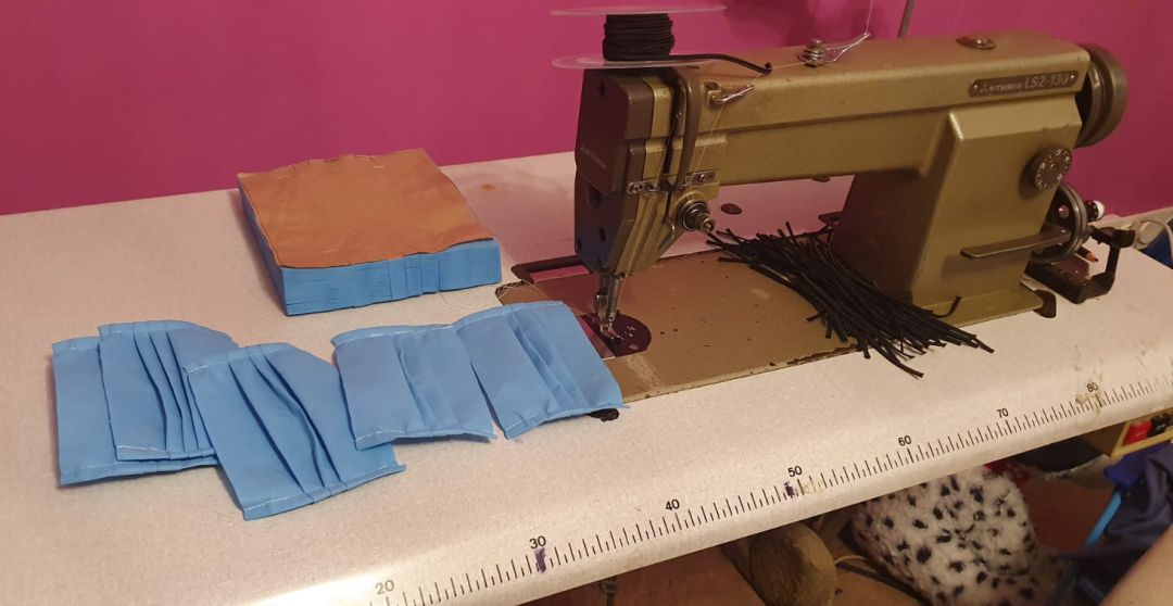 Imagen de una de las voluntarias que está fabricando mascarillas para el Hospital de Valdepeñas (Ciudad Real) Imagen de una de las voluntarias que está fabricando mascarillas para el Hospital de Valdepeñas (Ciudad Real)