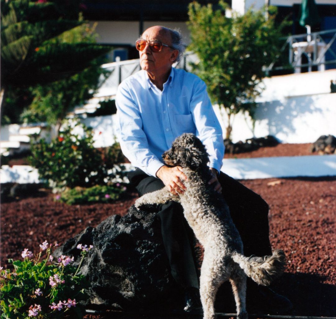 José Saramago en compañía de su perro "Pepe" en su casa de Lanzarote, donde escribió el Ensayo sobre la ceguera José Saramago en compañía de su perro "Pepe" en su casa de Lanzarote, donde escribió el Ensayo sobre la ceguera